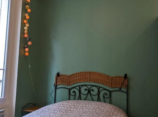 Private Acces To The Flat. Charming Parisian. Pensjonat 4*